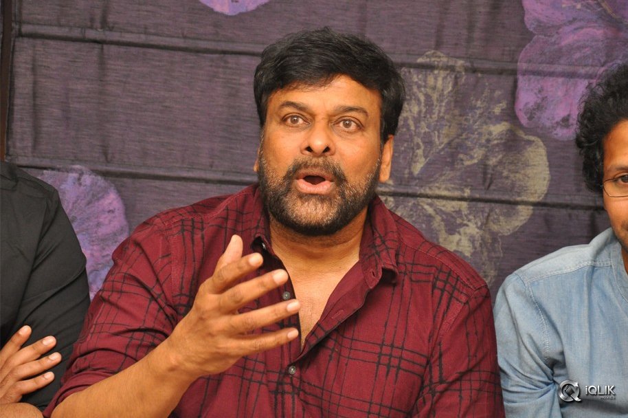 Chiranjeevi-Felicitates-Tholi-Prema-Movie-Team-at-His-Home